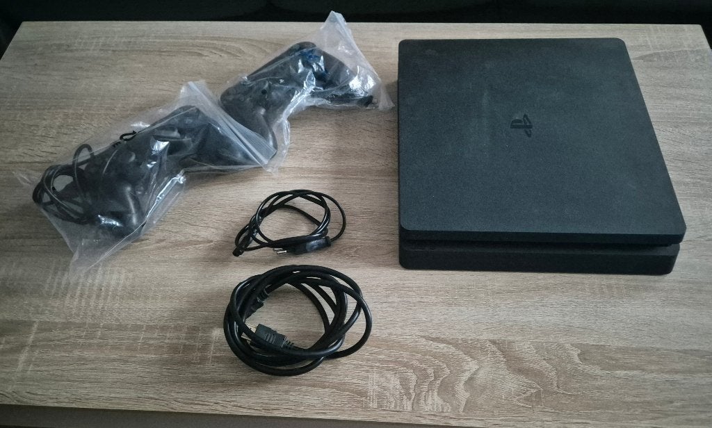 PS4 slim 1TB, Enlèvement, Utilisé, 1 TB, Avec 2 manettes
