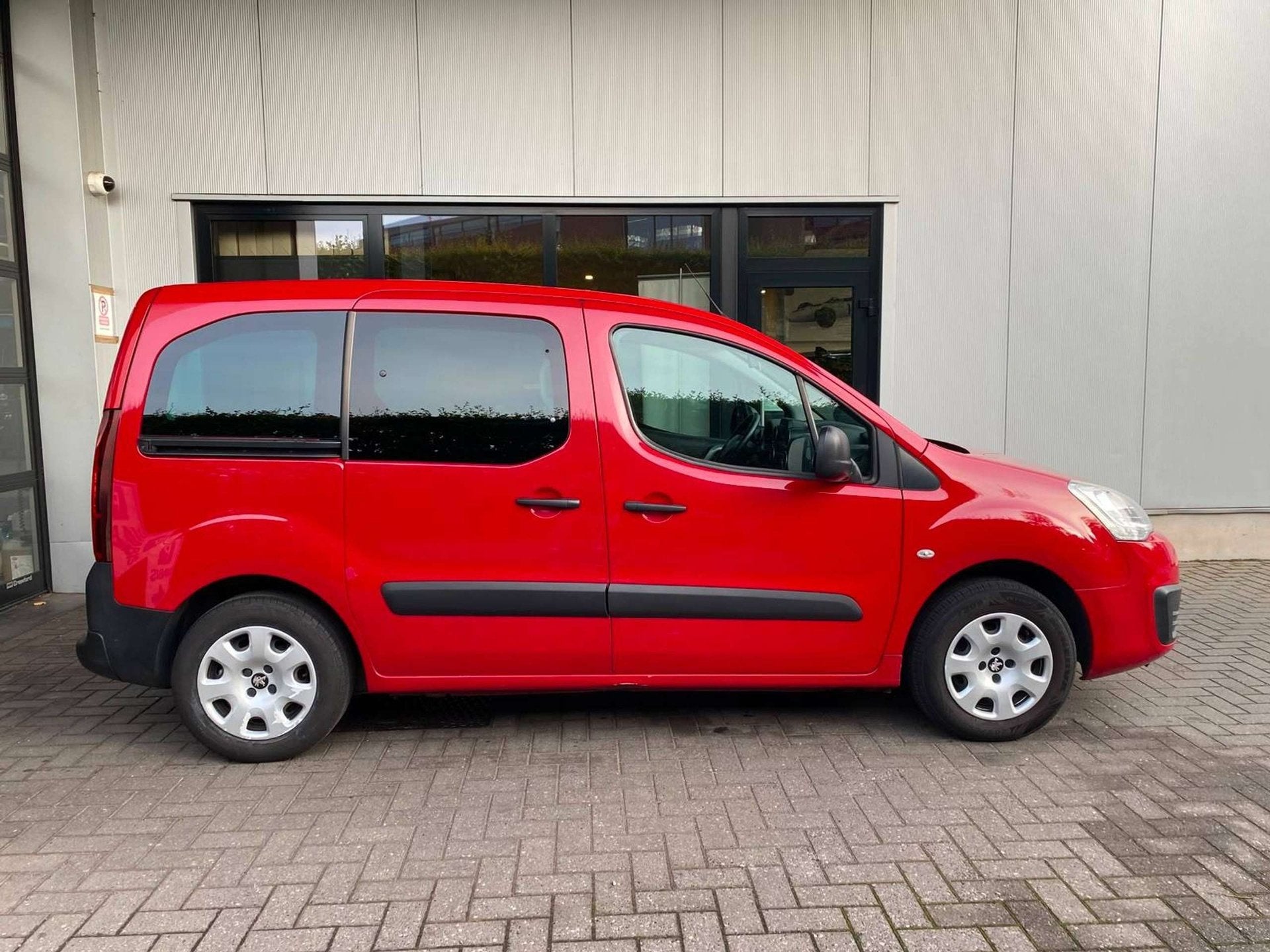 Peugeot Partner Partner 1.2 PureTech Active S, Auto's, Stof, Gebruikt, 1199 cc, Mistlampen