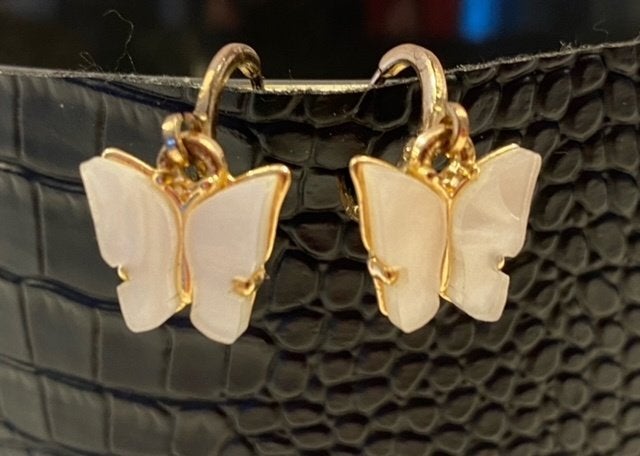 Goudkleurige oorringen met witte vlinder, Bijoux, Sacs & Beauté, Enlèvement ou Envoi, Comme neuf, Blanc, Pendantes