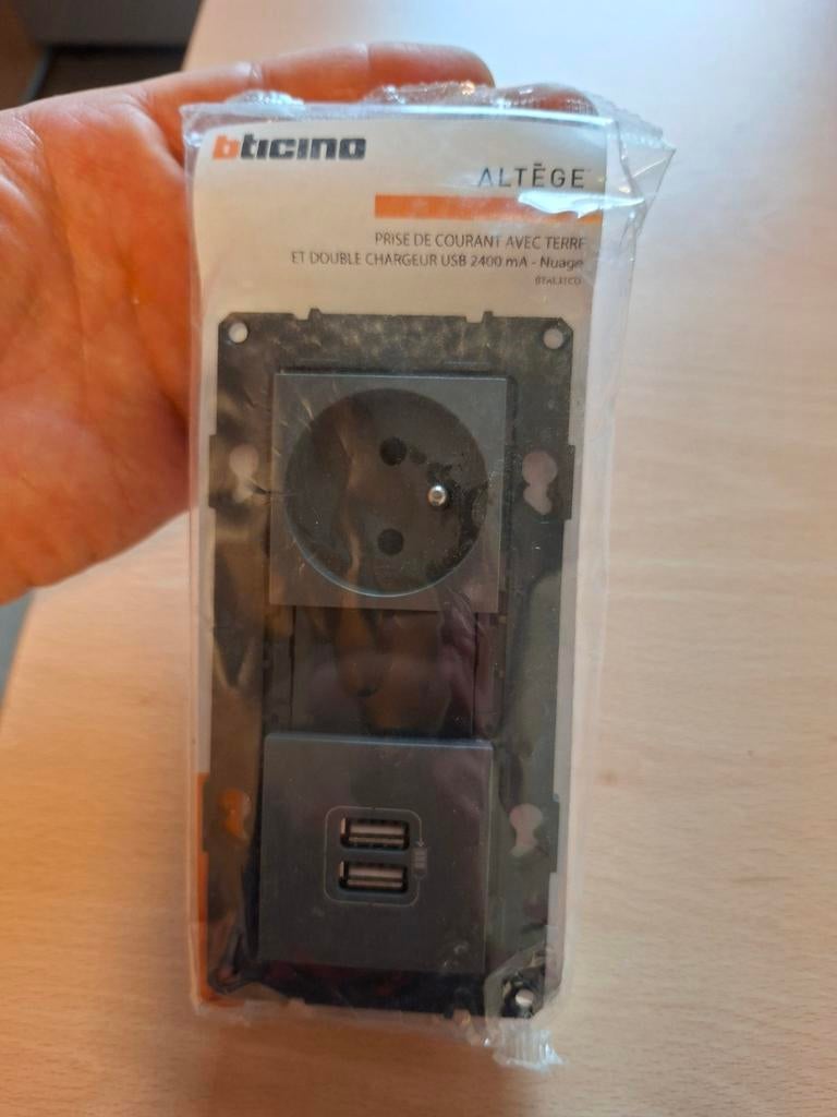 Legrand Bticino Altege Gris USB-aansluiting en dubbele oplad, Ophalen of Verzenden