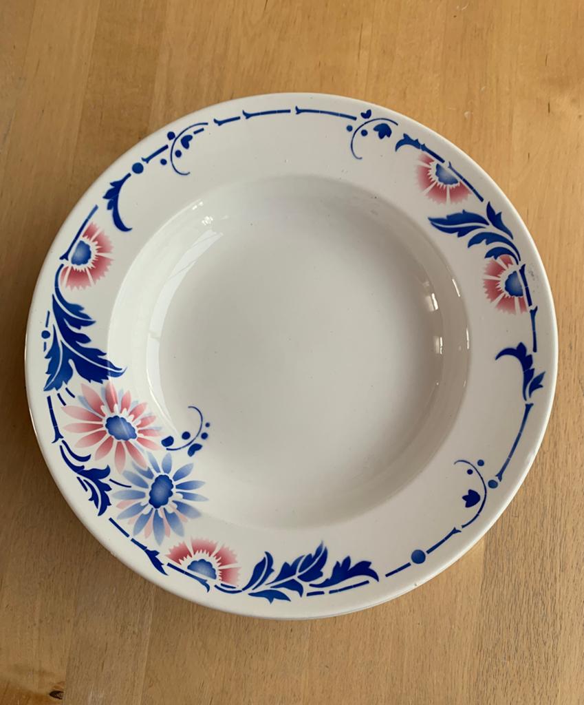 Boch 5 anciennes assiettes Creuses Très bon état, Enlèvement