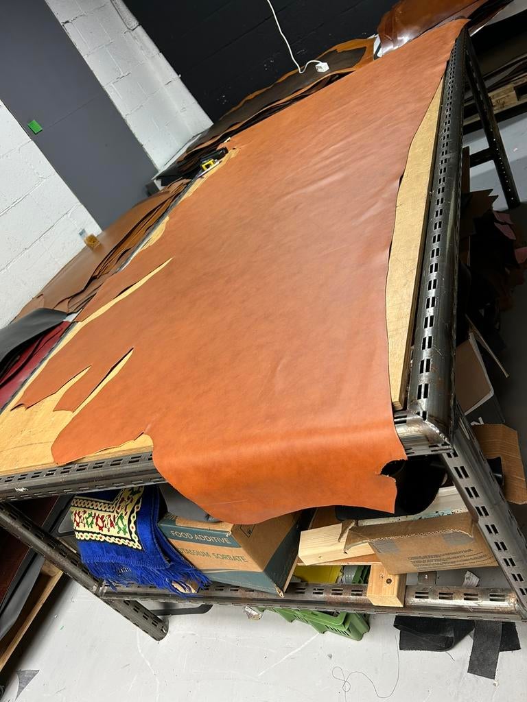 Cognac kleur halve huid 1.3 mm dikte iets stug en glad A-294, Ophalen of Verzenden, Zo goed als nieuw