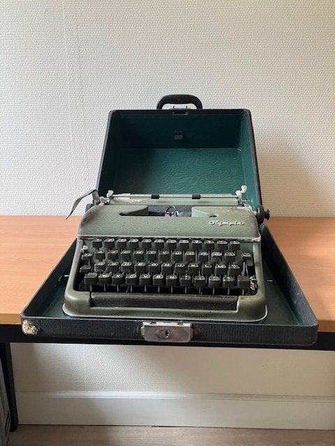 Vintage Olympia typemachine AZERTY met originele koffer, Diversen, Ophalen of Verzenden, Gebruikt