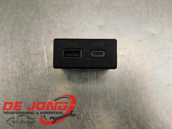 AUX/USB aansluiting van een Fiat 500e, Gebruikt, -, -, Ophalen of Verzenden