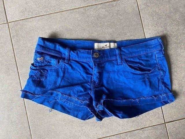 Hollister:  toffe, felblauwe short maat 28  nieuwstaat, Blauw, Ophalen of Verzenden, Zo goed als nieuw, W28 - W29 (confectie 36)