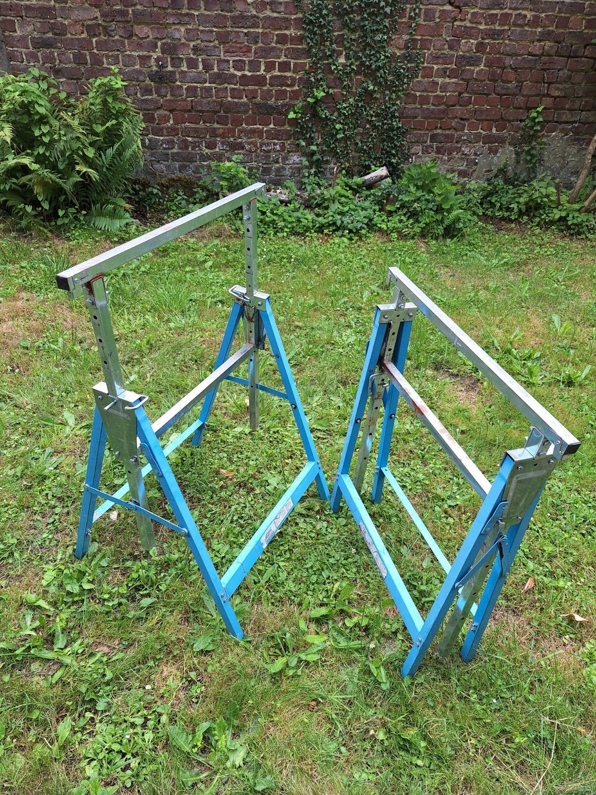 2 tréteaux en métal, réglables et pliables, Enlèvement, Utilisé, Moins de 2 mètres