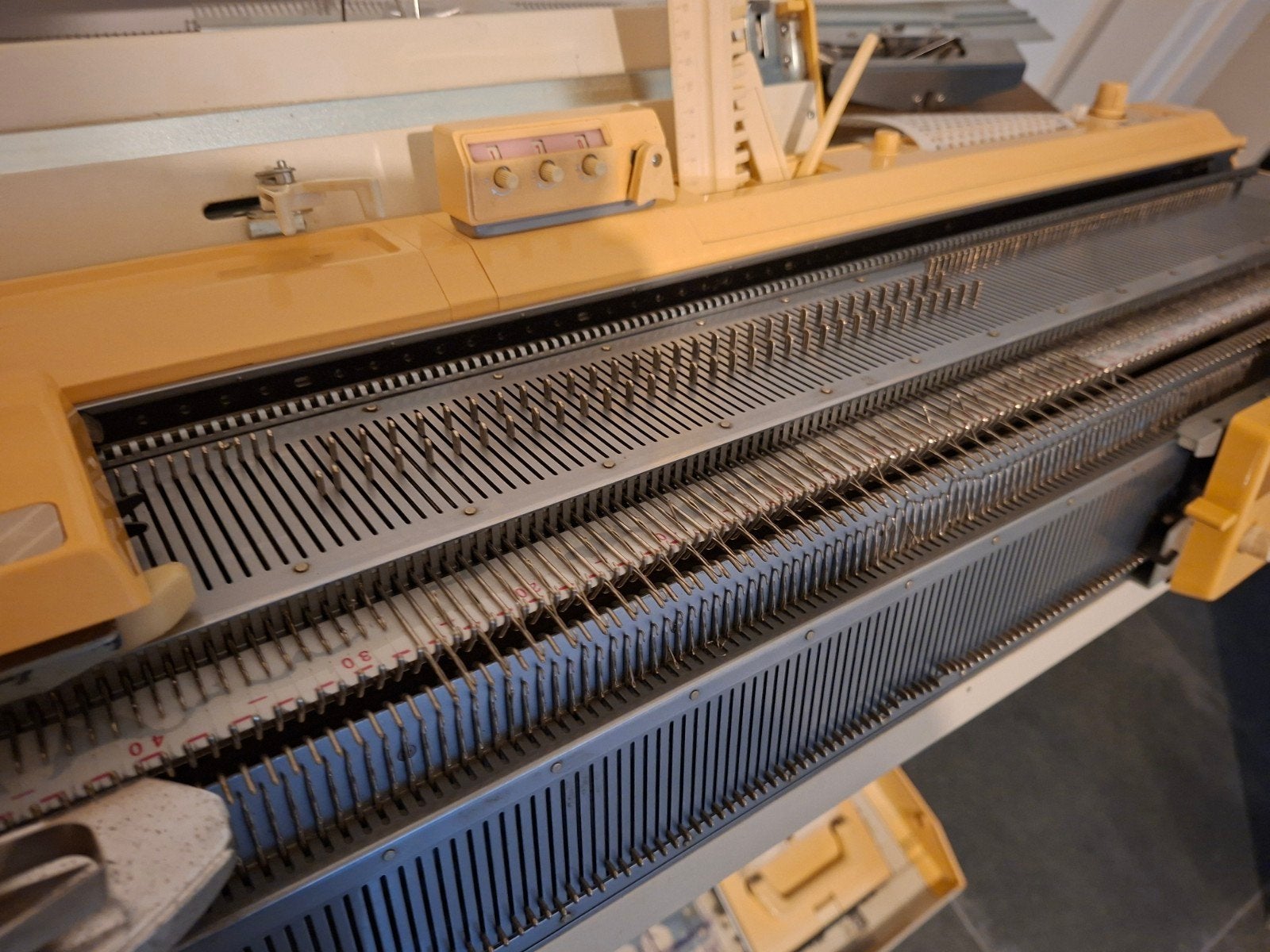 Machine à tricoter Brother KK 892 avec ajout de lit double, Enlèvement, Utilisé, Tricot, Machine