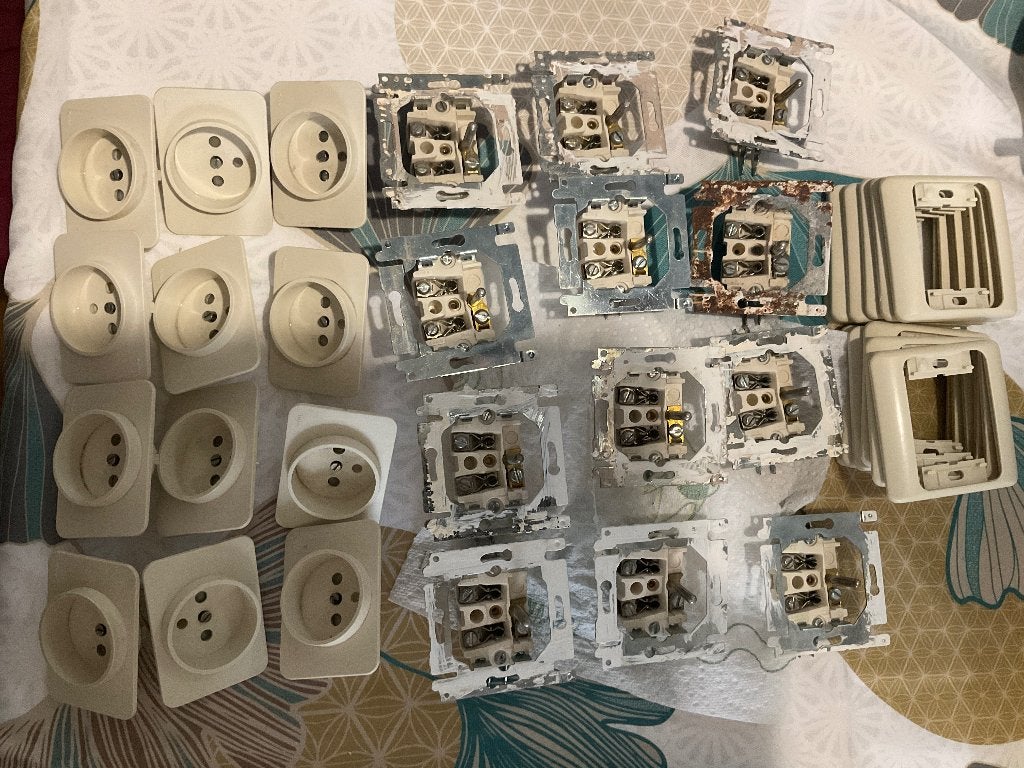12x prises + accessoires Niko ancien modèle, Enlèvement ou Envoi, Utilisé, Prise de courant