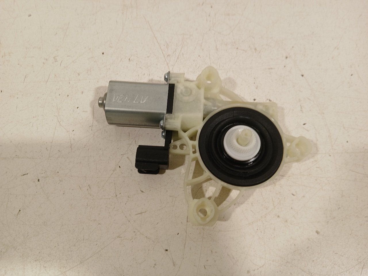 Motor raammechaniek elektrisch links voor Ford Puma, Onderdelen@venauto.nl, Van der Ven Autorecycling B.V., Gebruikt, Ettenseweg 76, 4706 PB Roosendaal, The Netherlands