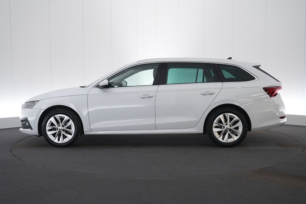 (2BGW222) Skoda Octavia Combi, Autos, Skoda, Phares entièrement LED, Achat, Euro 6, 5 portes
