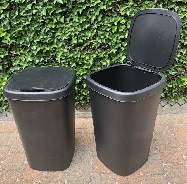 2 x IKEA buitenvuilbak met deksel, zwart, 50 l: 5 euro/stuk, Ophalen, 50 – 75, Kunststof, Gebruikt
