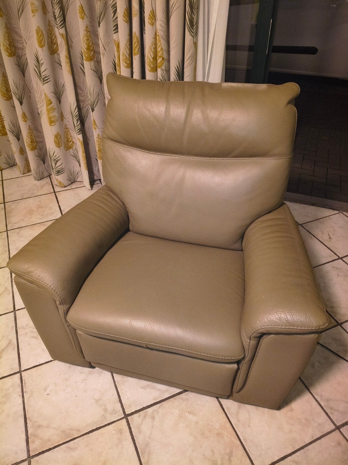 Elektrische fauteuil in leder en in nieuwstaat, Ophalen of Verzenden