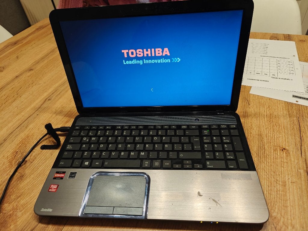 PC Portable Toshiba Satellite – AMD Quad-Core, Toshiba, HDD, 8 GB, 16 pouces
