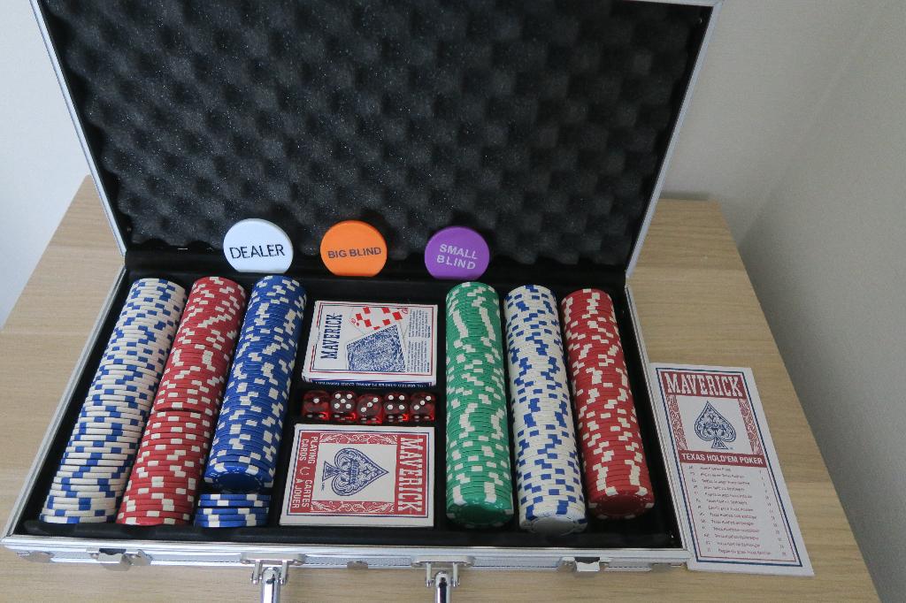 Maverick Poker set alu koffer met 300 pokerchips, Hobby en Vrije tijd, Gezelschapsspellen | Kaartspellen, Vijf spelers of meer