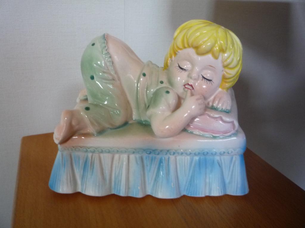 Franse brocante antieke retro spaarpot slapend kindje, Enlèvement ou Envoi