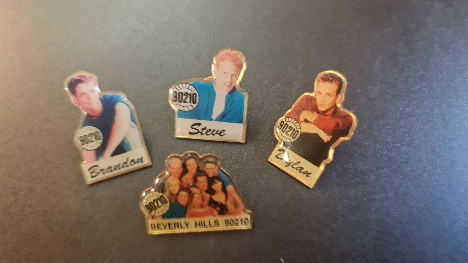 Beverly Hills 90210 set pins, Verzamelen, Speldjes, Pins en Buttons, Ophalen, Zo goed als nieuw