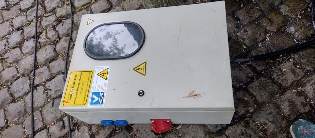Werfkast 3 220v, 3 400v. met 14 meter aansluitkabel., Doe-het-zelf en Bouw, Ophalen