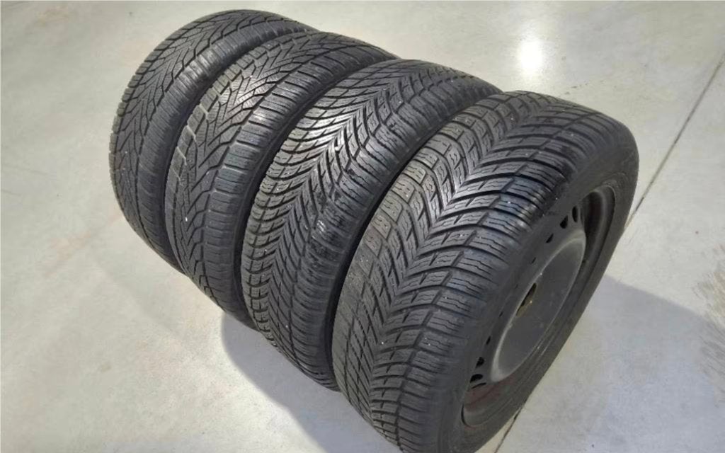 Bons pneus hiver 205/55-16 avec des jantes Ford, Pneus et Jantes, Pneus hiver, 16 pouces, 205 mm