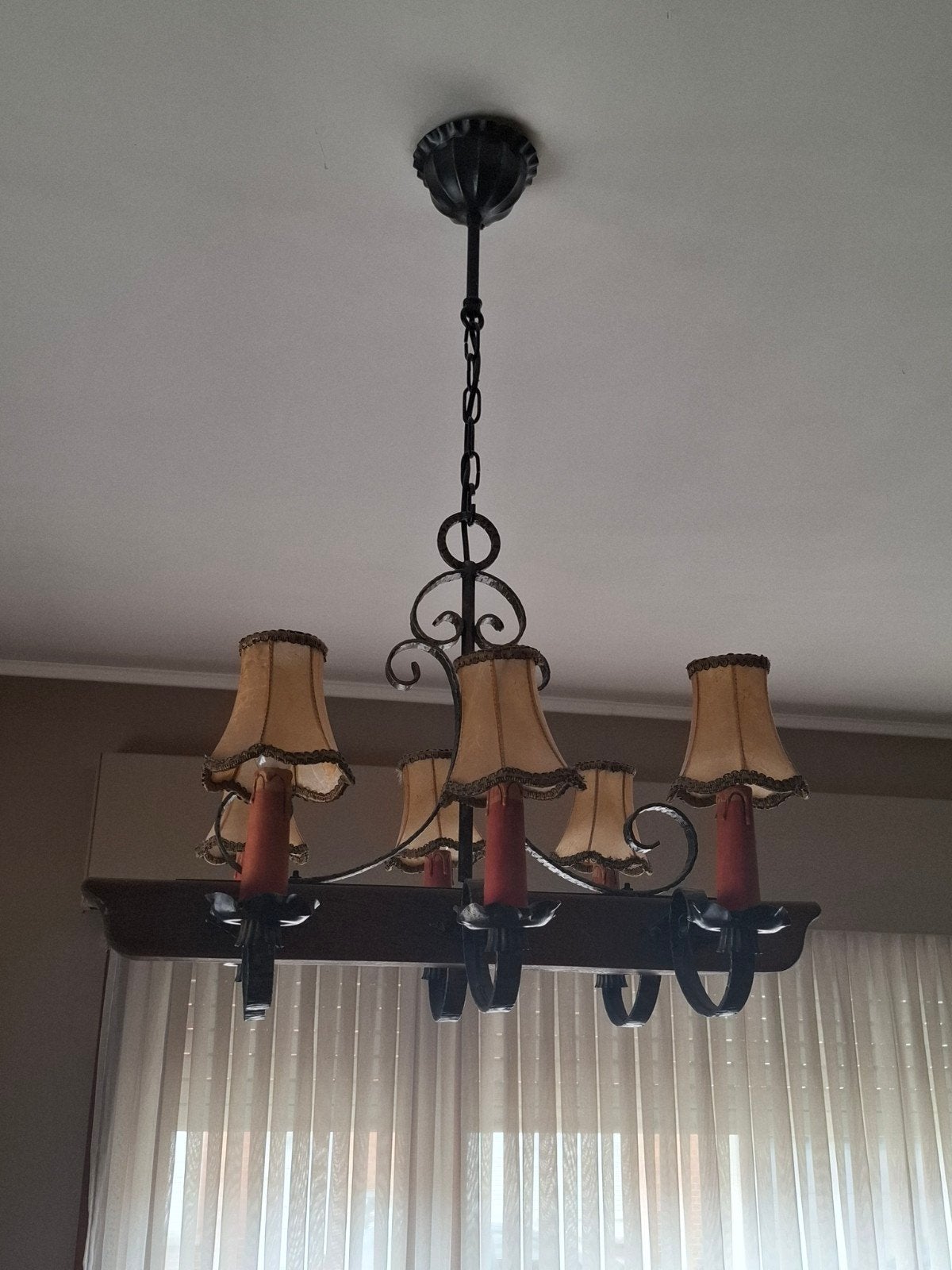 Smeedijzeren kroonluchter, Ophalen