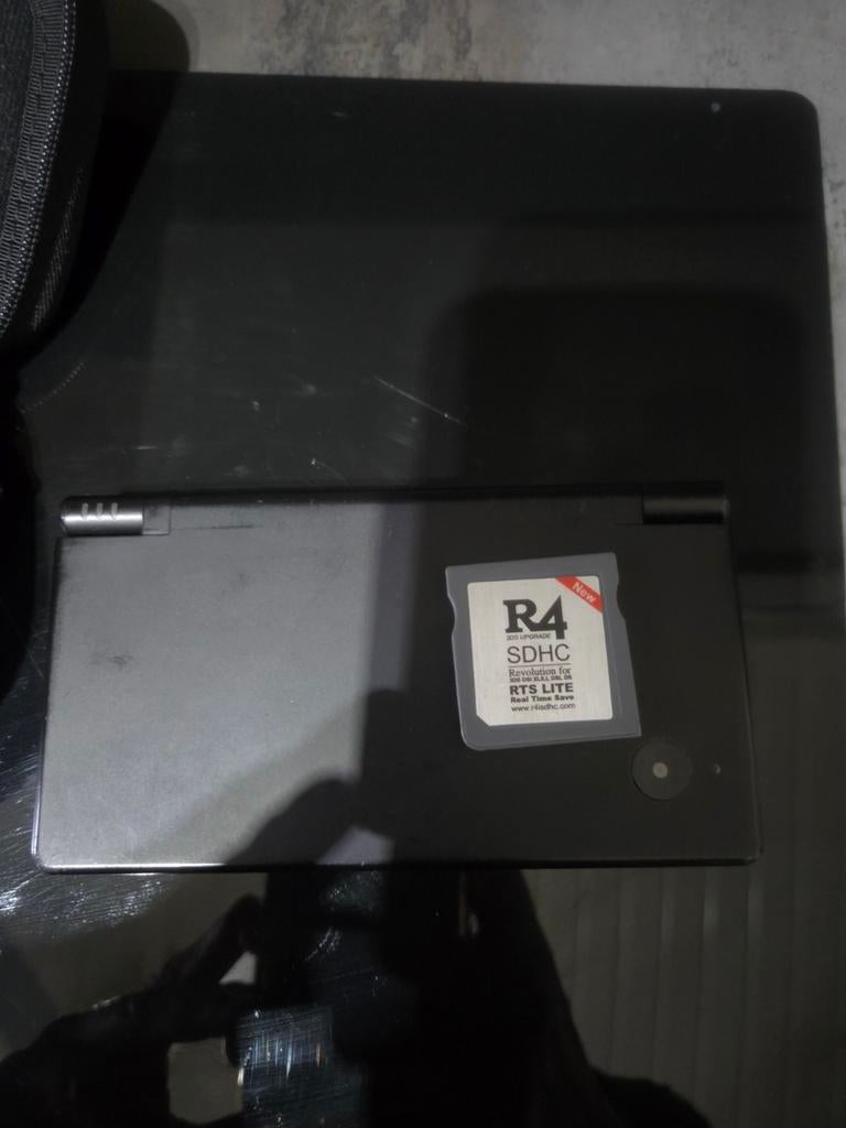 Nintendo  ds  en parfait  état  de fonctionnement, Autos : Divers, Tapis de coffre
