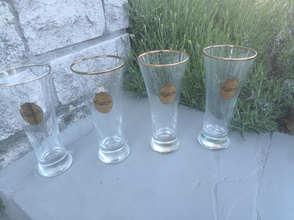 4 verres Carlsberg identiques, Enlèvement