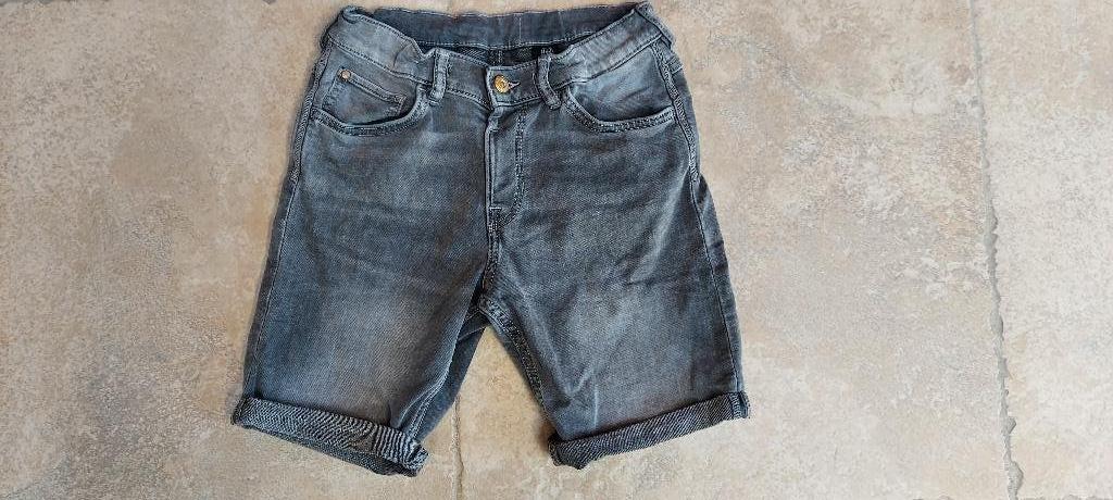 Stoere jeans short mt 152 - 158, Enfants & Bébés, Vêtements enfant | Taille 152, Pantalon, Garçon, Enlèvement ou Envoi, H&M