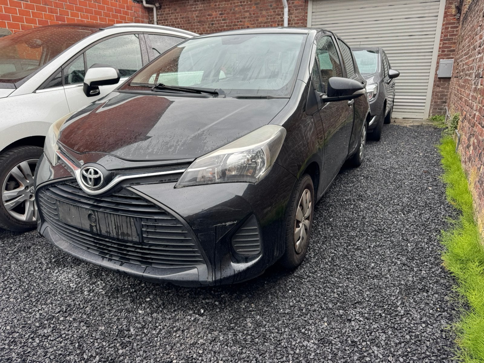 Toyota yaris 2016 accidenté marchand  ou export roule bien, Achat, Entreprise, Yaris, Essence