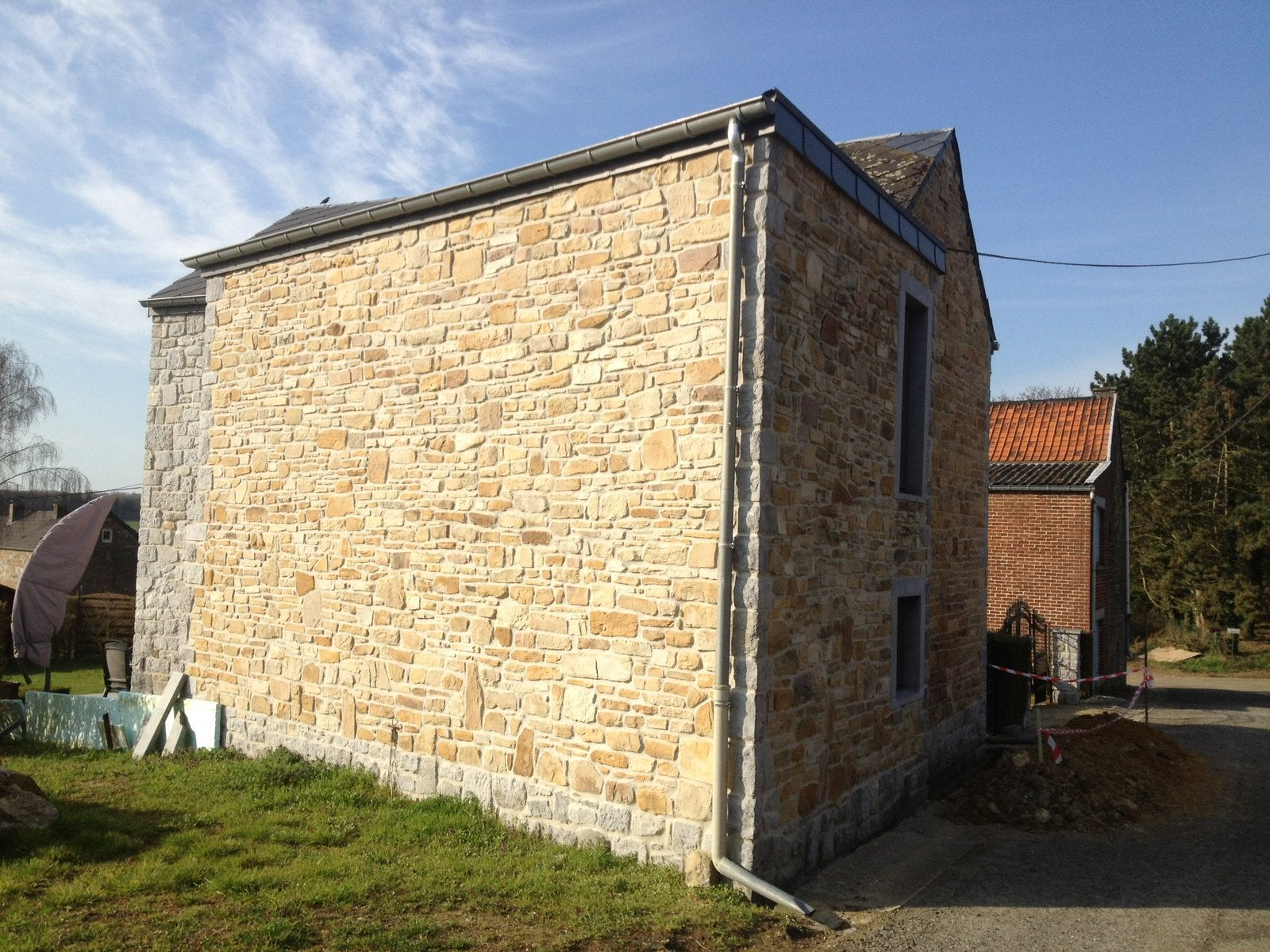 Maison à louer à Strée - deux chambres avec jardin