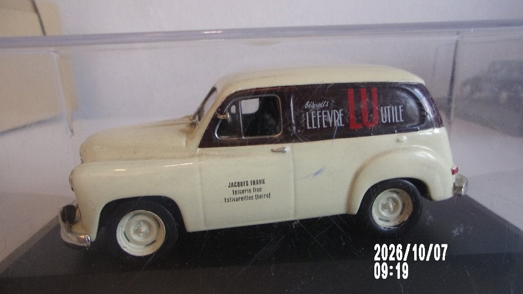 RENAULT COLORALE de "LU".1/43 IXO COMME NEW,VITRINE, Hobby & Loisirs créatifs, Enlèvement ou Envoi, Comme neuf, Voiture, Autres marques