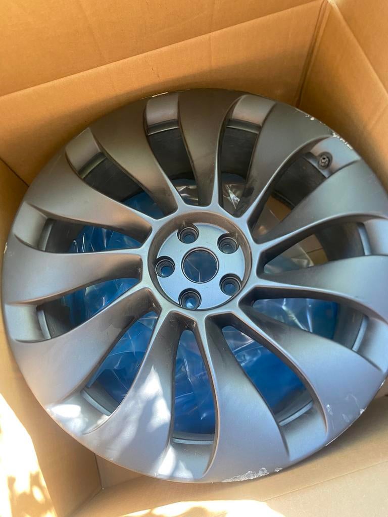 Beschadigde Tesla velg, Ophalen, Zo goed als nieuw