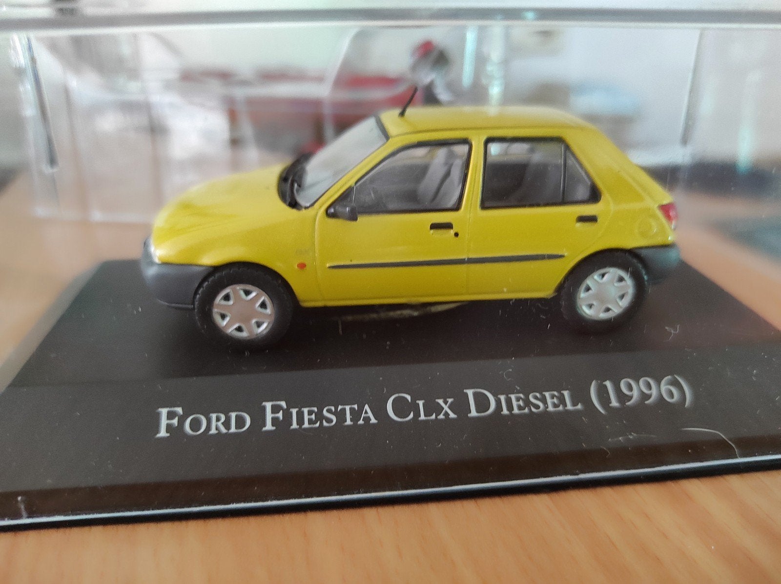 Ford Fiesta CLX jaune 1996 1:43 en vitrine, Enlèvement ou Envoi