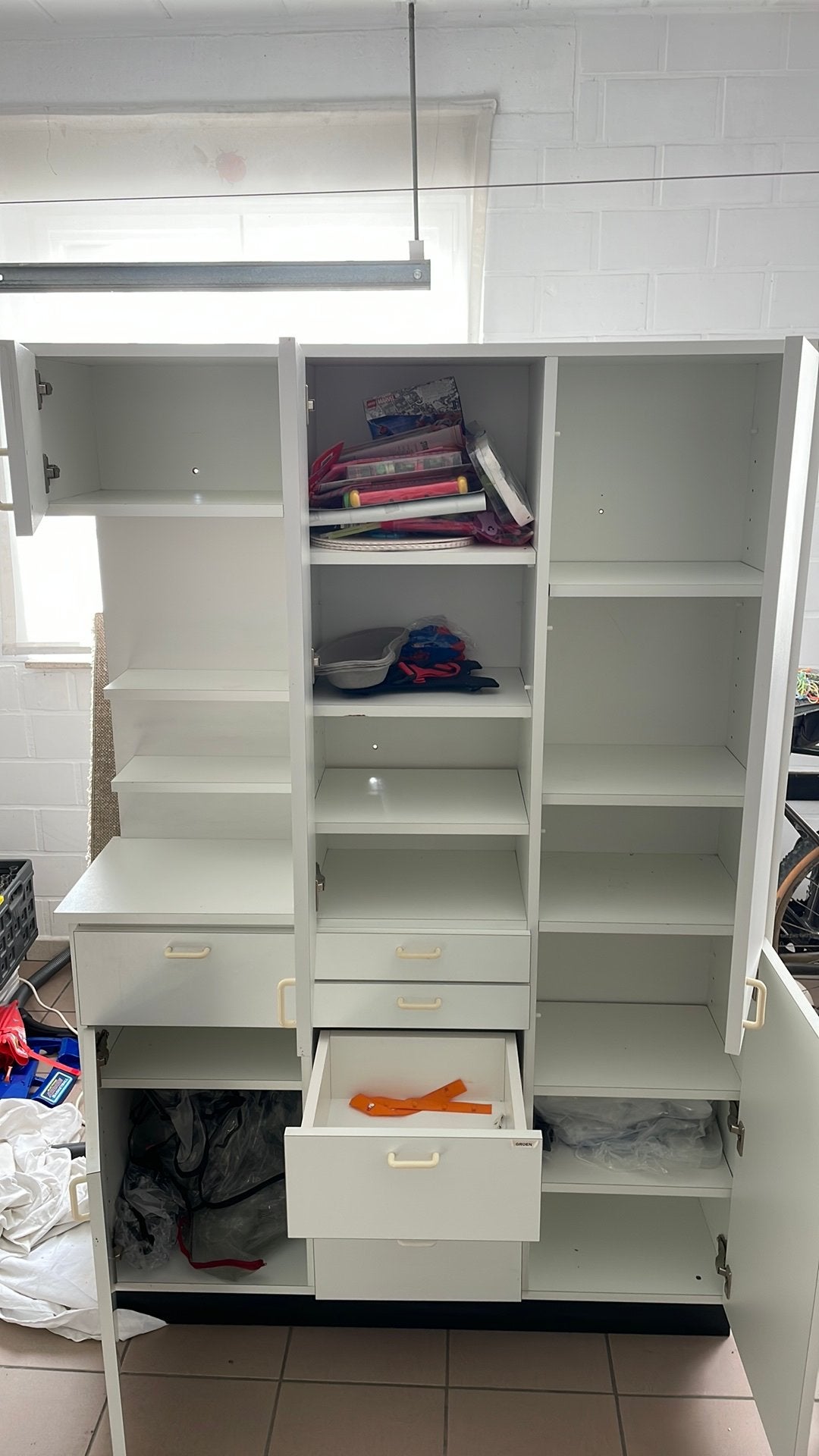 Praktisch en stevige witte opbergkast-gratis, Huis en Inrichting, Kasten | Roldeurkasten en Archiefkasten, Ophalen, Gebruikt, 100 tot 150 cm