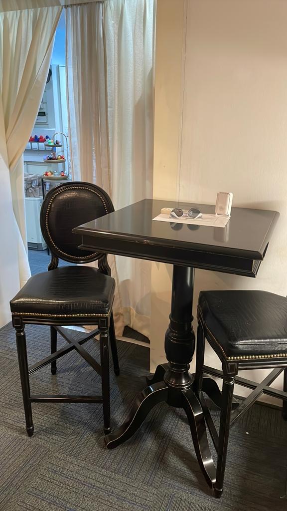 Bartafel zwart met twee krukken zwart leder afwerking, Huis en Inrichting, Barkrukken, Ophalen, Gebruikt, Met voetsteun, 90 cm of meer