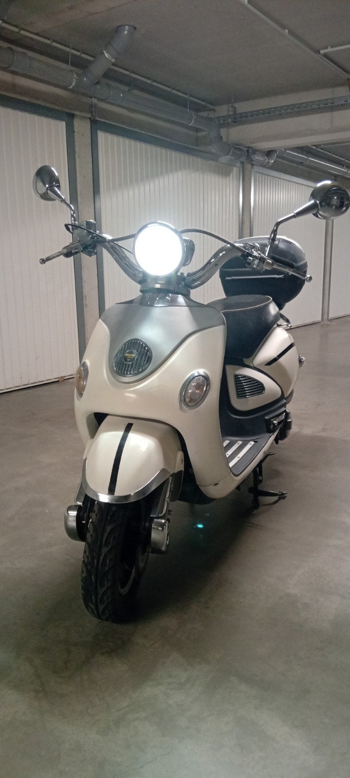Neco Vico 125cc, Ophalen, 2 cilinders, 11 kW of minder