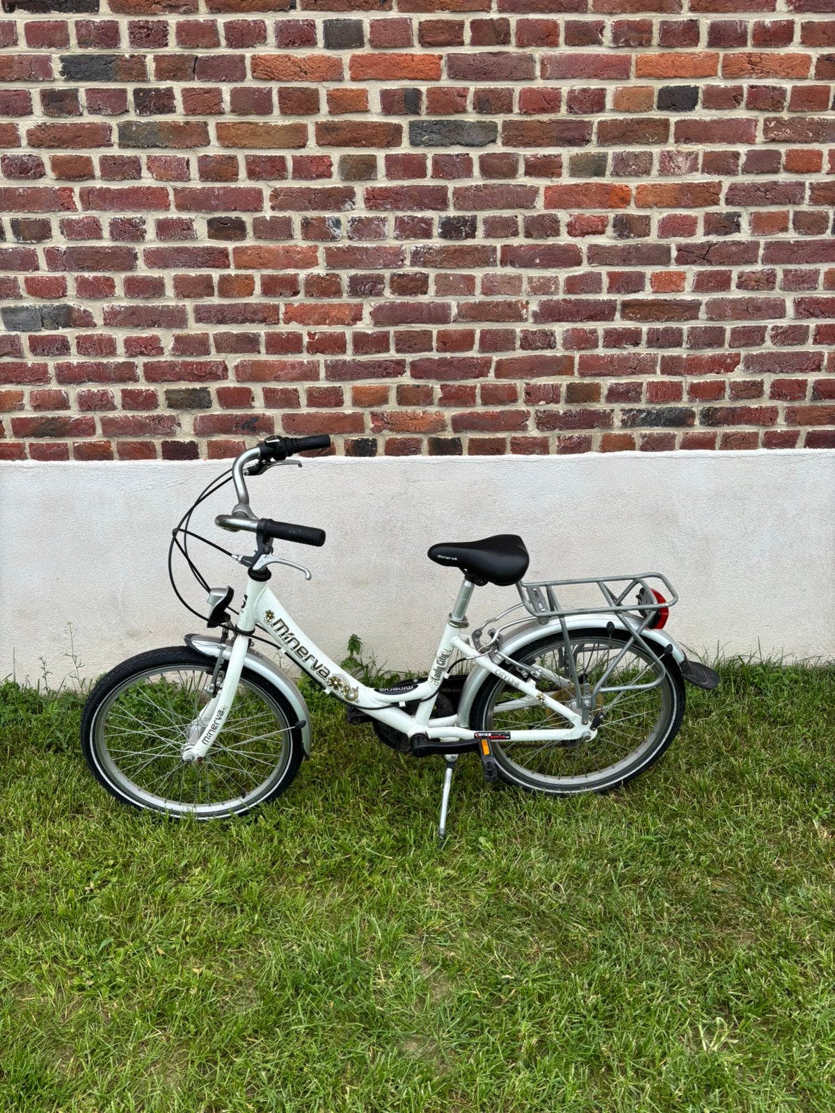 Vélo Minerva blanc pour filles - 20 pouces, Vitesses, Frein sur jante, Utilisé, 20 pouces