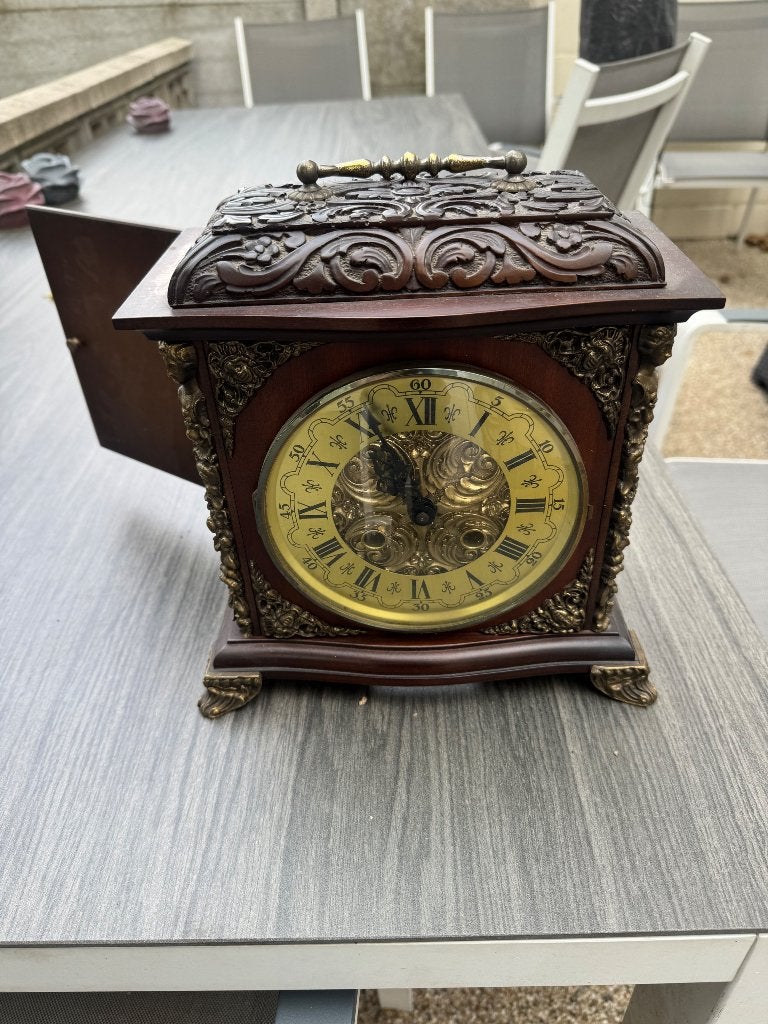 Horloge ancienne, Enlèvement