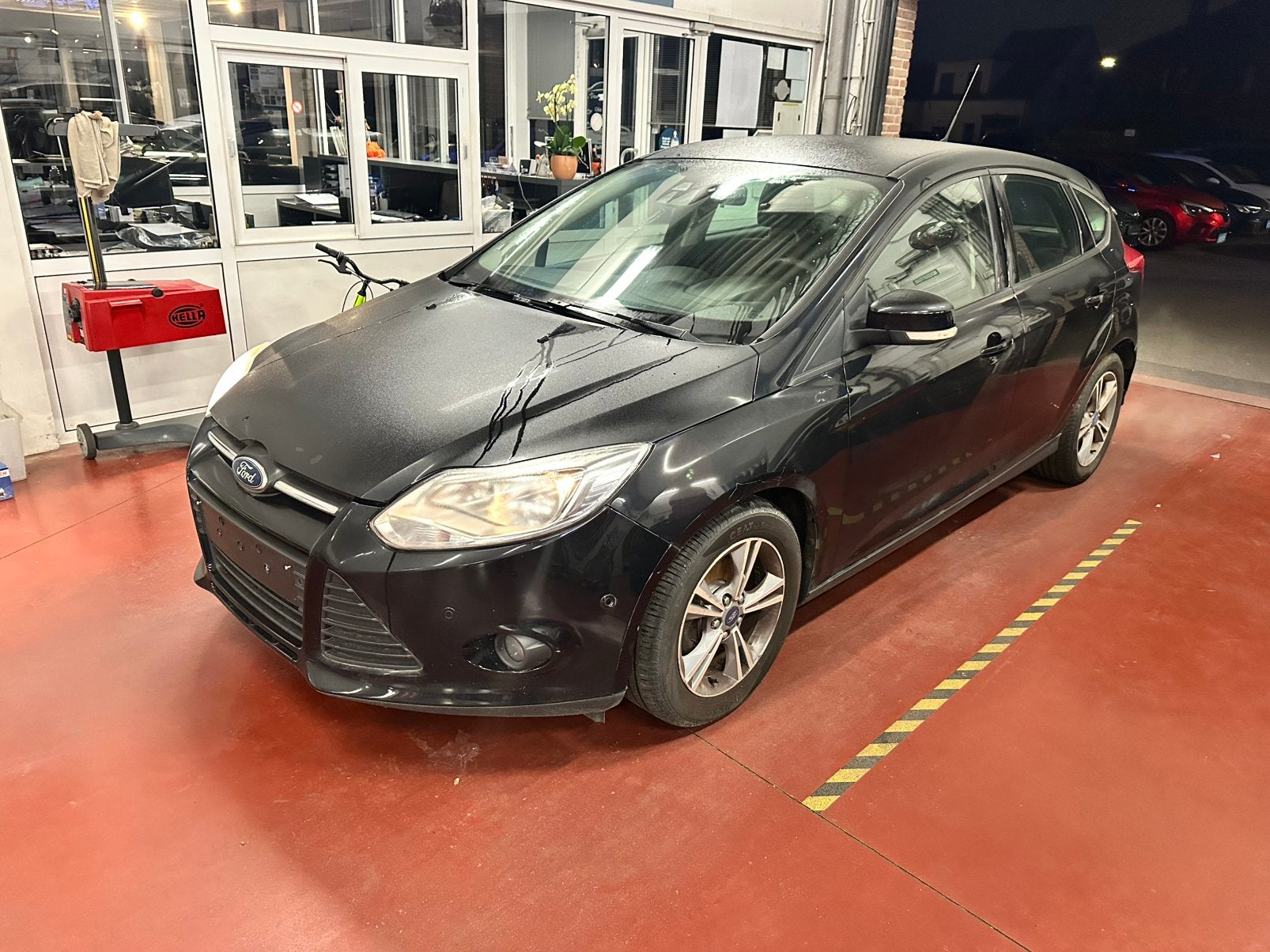 Ford Focus 1.0 benz 92kw ! Tik in motor!, Auto's, Euro 5, Stof, Zwart, Zwart