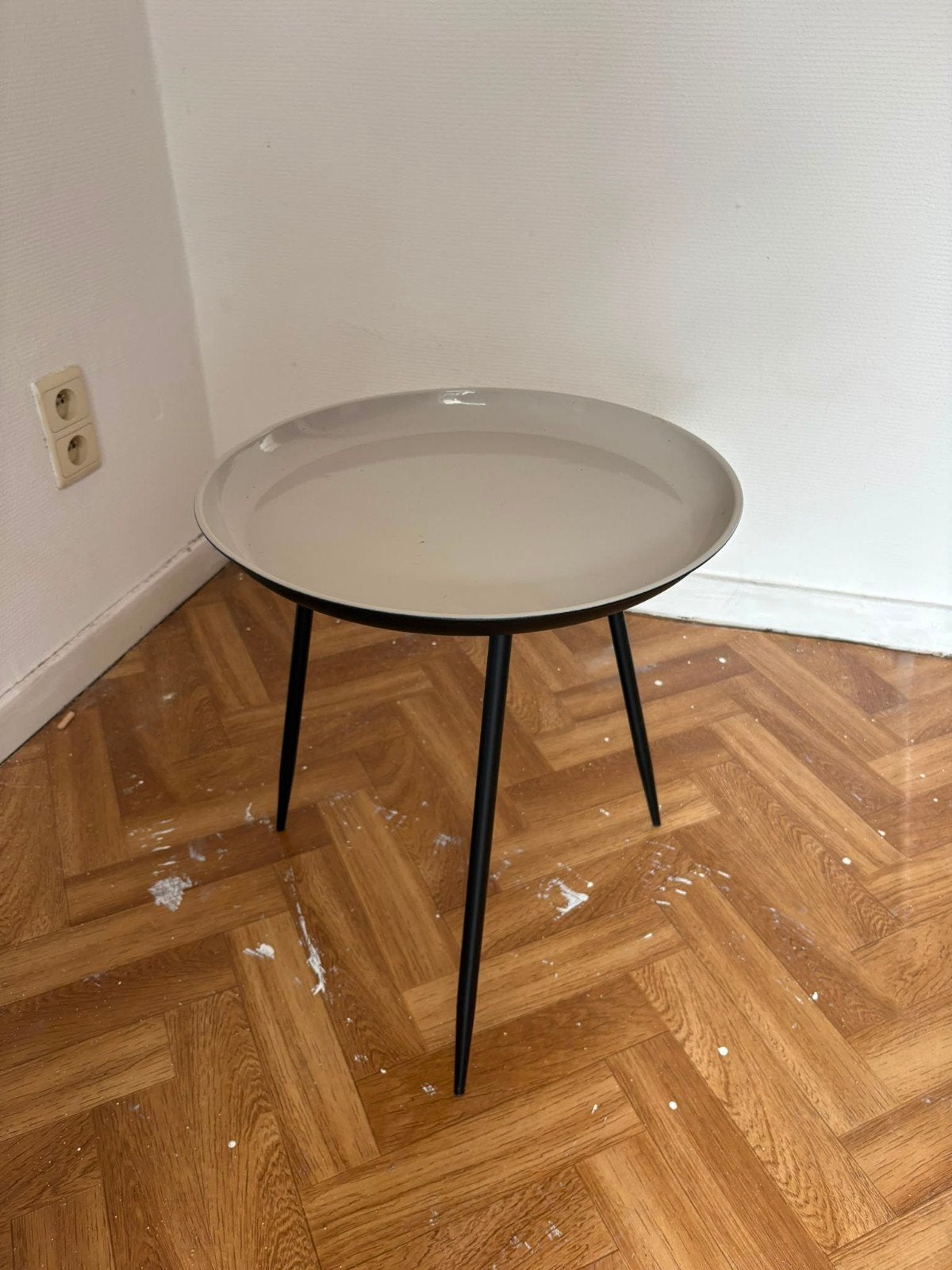 Petite table, Enlèvement