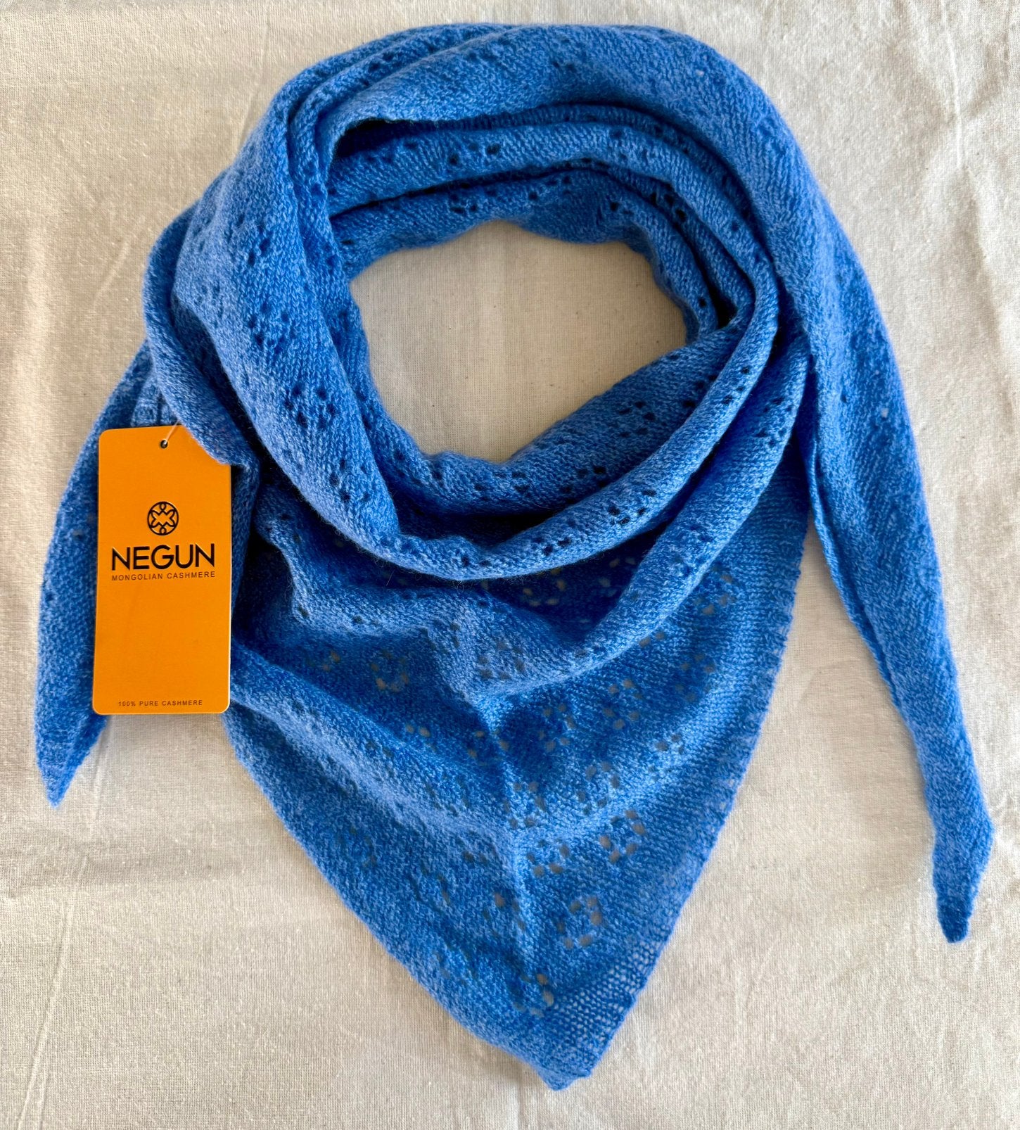 triangular scarf made from 100% cashmere., Kleding | Dames, Mutsen, Sjaals en Handschoenen, Ophalen of Verzenden, Nieuw, Maat 36 (S)