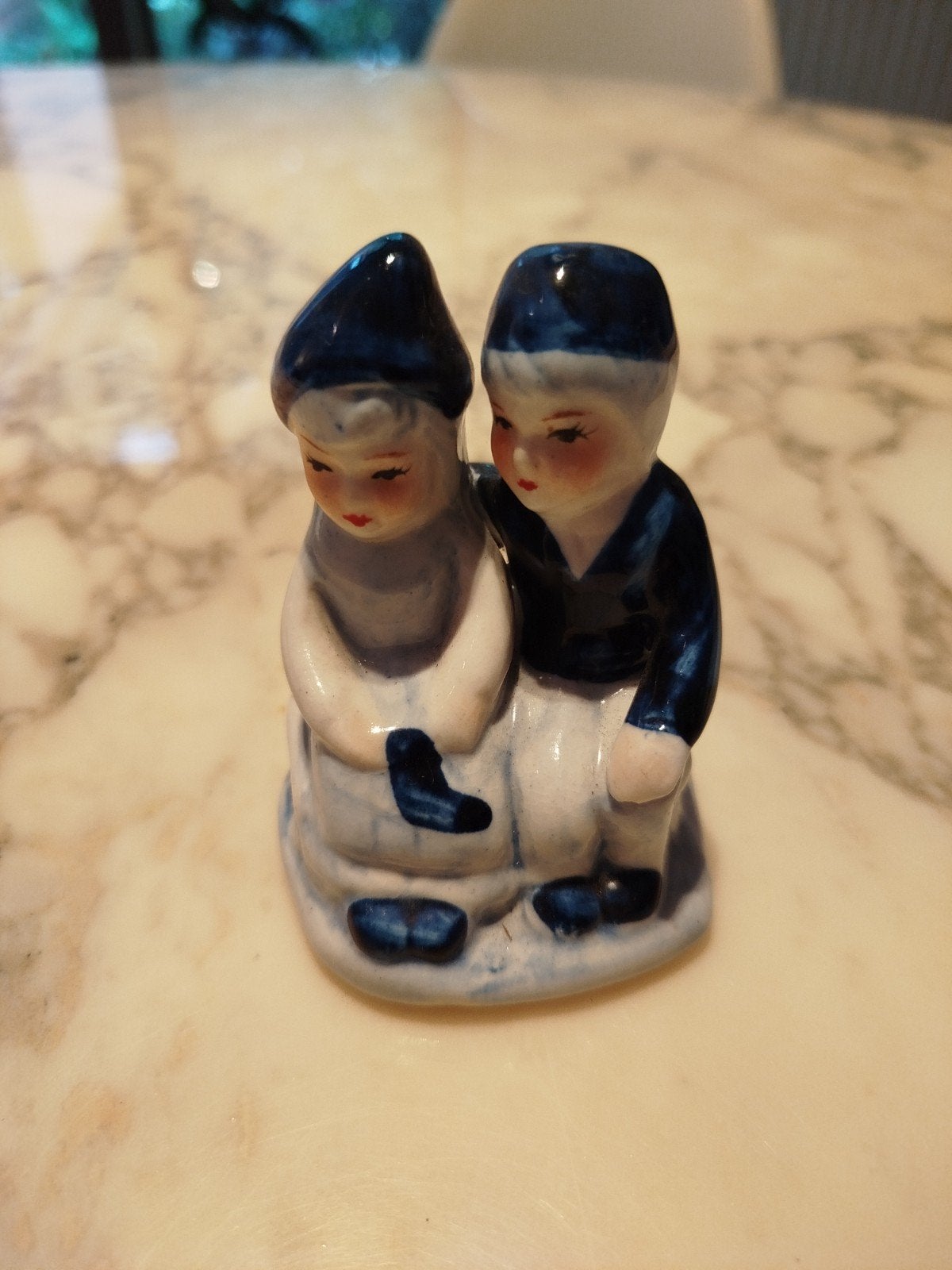 Couple de figurines sur un banc en bleu Delft., Collections, Enlèvement ou Envoi