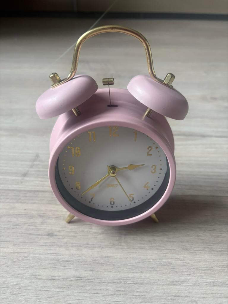 Oud roze analoog tafelklok/ wekker Quartz, Ophalen, Zo goed als nieuw, Analoog, Wekker of Tafelklok