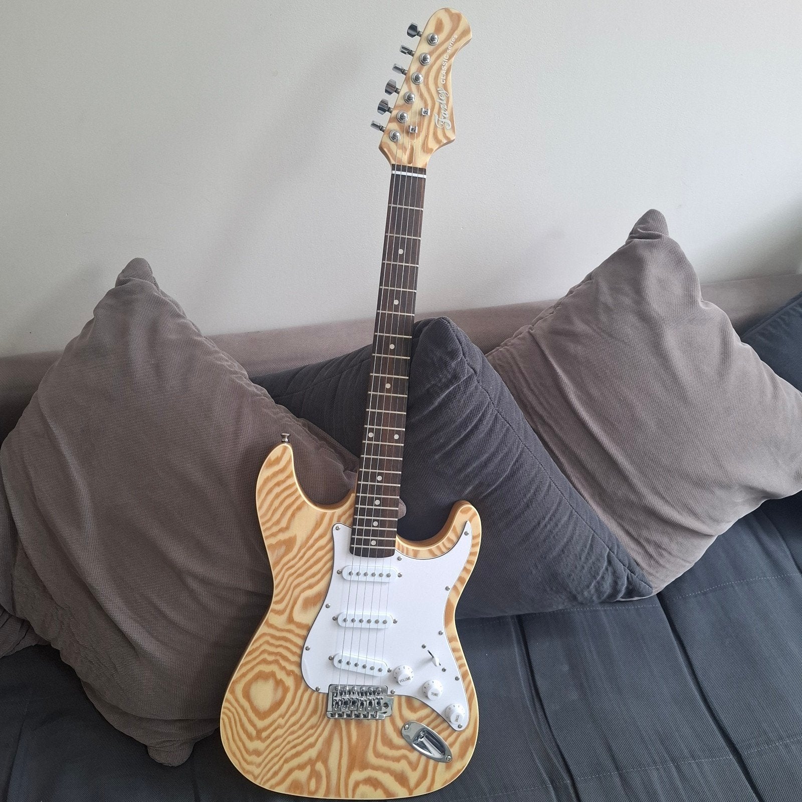 Squier Sonic

Fardey classic, Musique & Instruments, Instruments à corde | Guitares | Électriques, Enlèvement ou Envoi