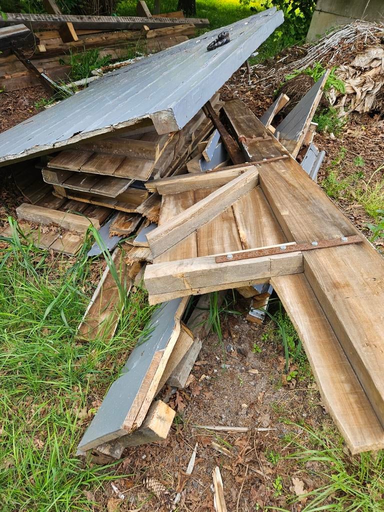 In stukken gezaagde houten poort, Enlèvement