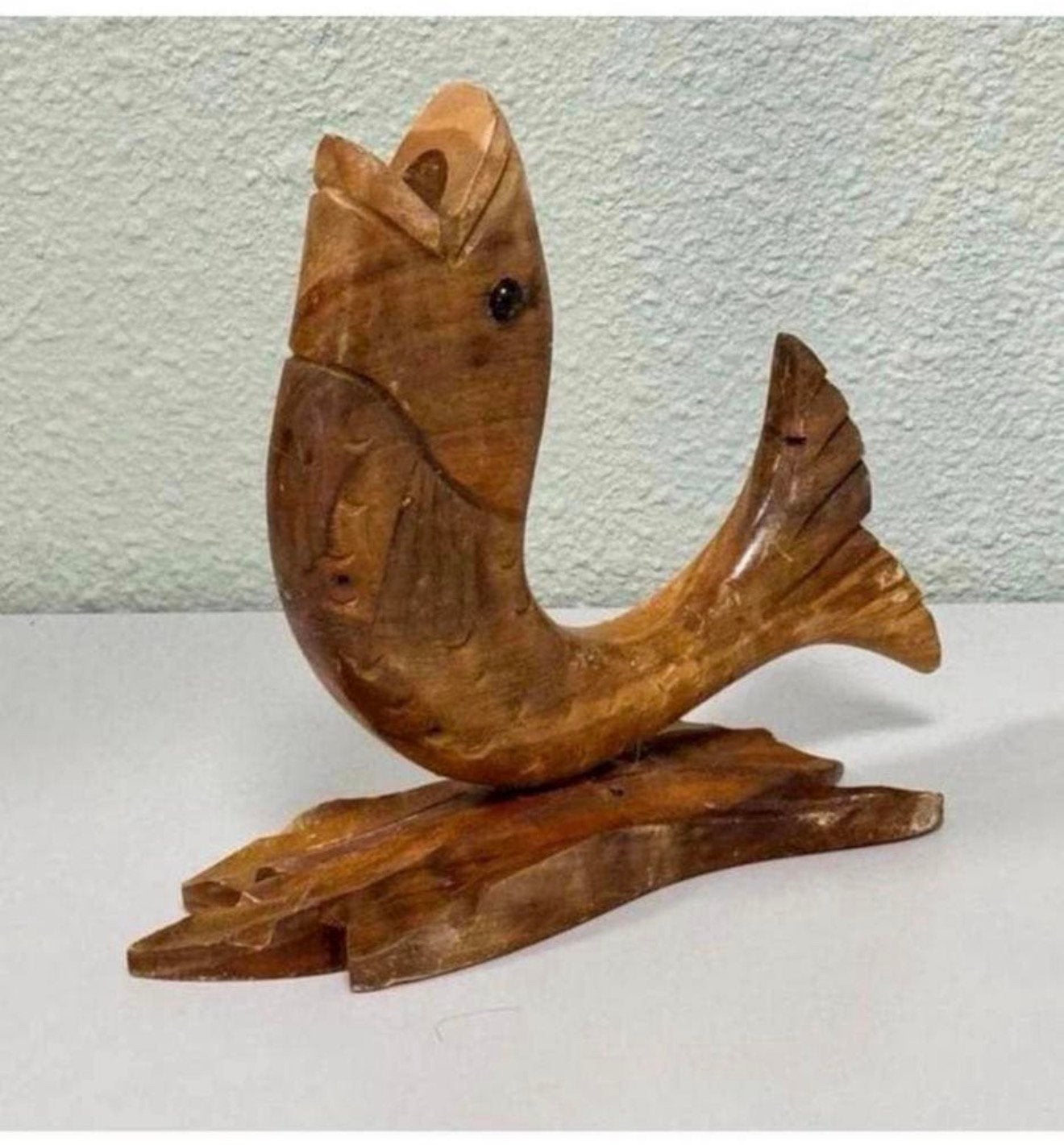 Vintage rustiek Handgesneden hout beeld van vis op standaard, Antiek en Kunst, Ophalen of Verzenden, Hout, Beeld, Zeeleven