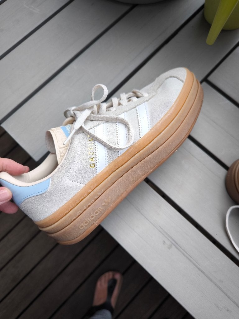 Baskets adidas femme, Enlèvement, Comme neuf, Chaussures