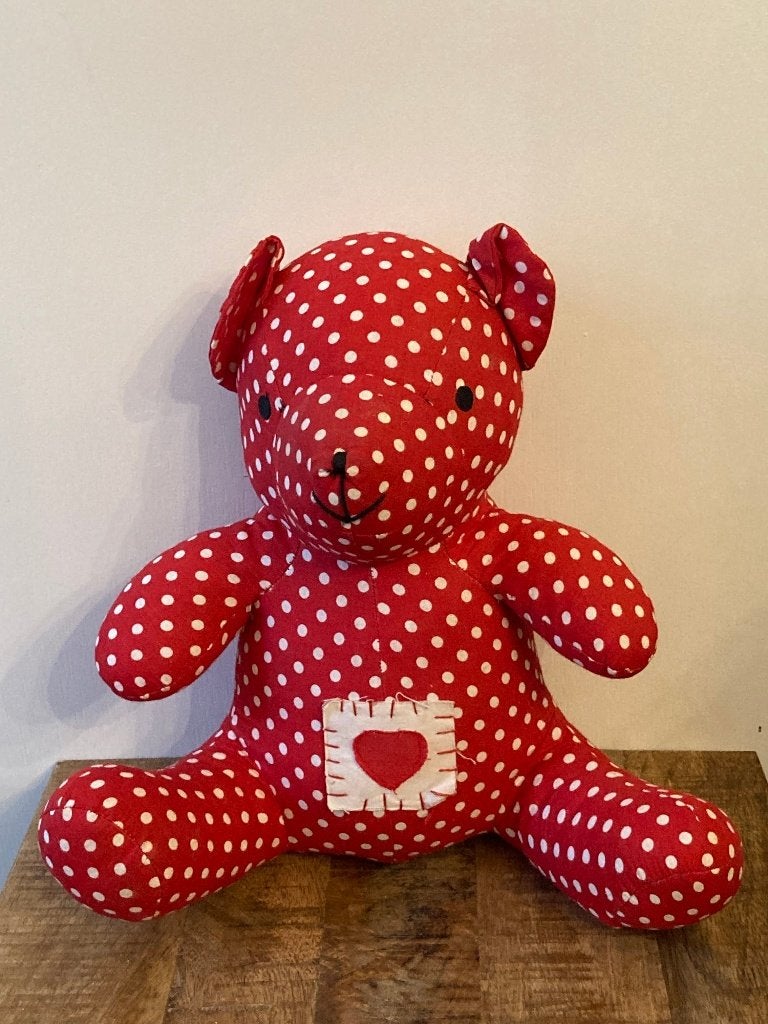 Decoratief pluche teddybeer met rode en witte stippen, Gebruikt, Overige merken, Beer, Ophalen of Verzenden
