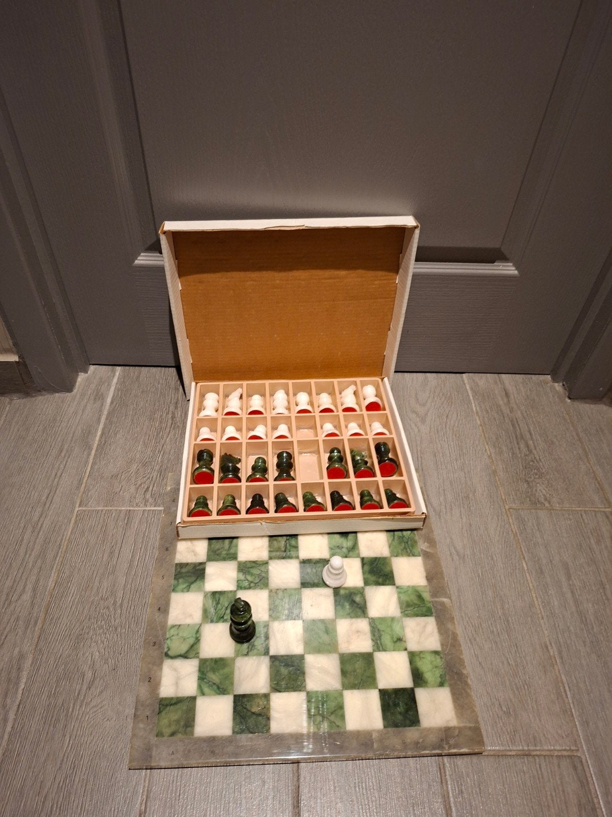 jeu d'échecs en marbre, Enlèvement