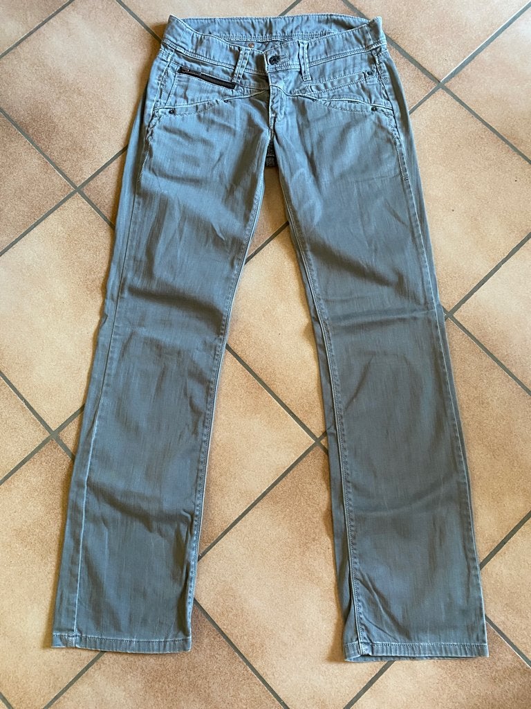 Levi’s jeans W31 L34 gris magnifique modèle  Exc état, Vêtements | Femmes, Jeans, Porté, W30 - W32 (confection 38/40), Gris, Envoi