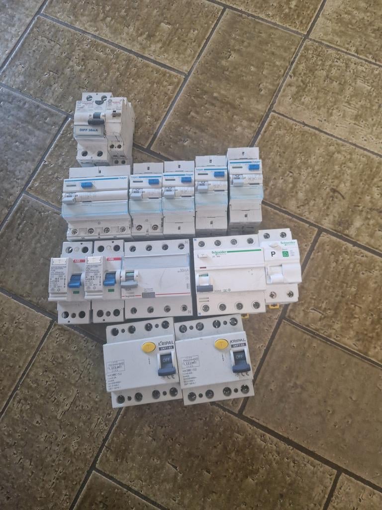 Een stroomonderbreker die elektrische lekkage  .13 stuk.., Postzegels en Munten, Bankbiljetten | Nederland, Ophalen of Verzenden
