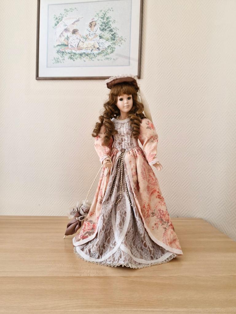 Elegante porseleinen pop in vintage jurk - verzamelpopje, Kleding | Dames, Trouwkleding en Trouwaccessoires, Ophalen, Roze